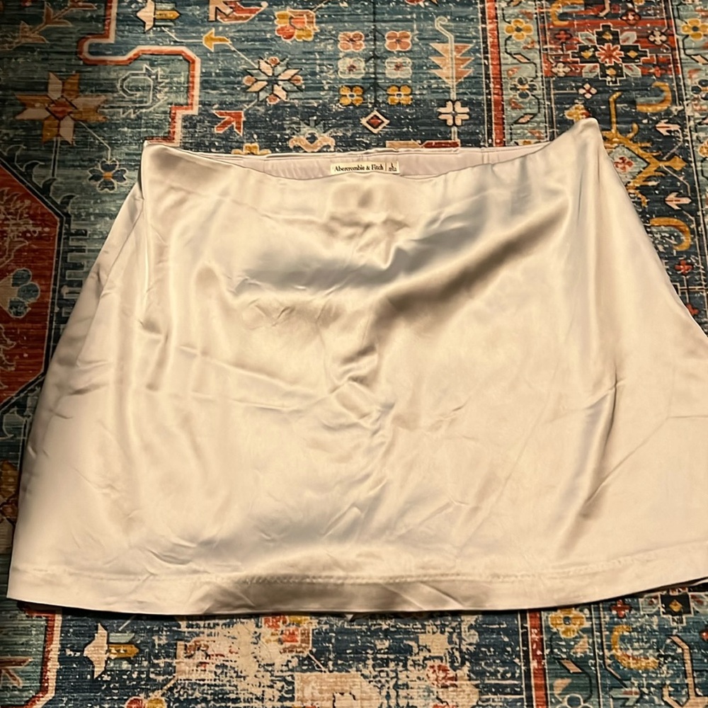 ABERCROMBIE | Silver Lined Scarlet Skort Size L